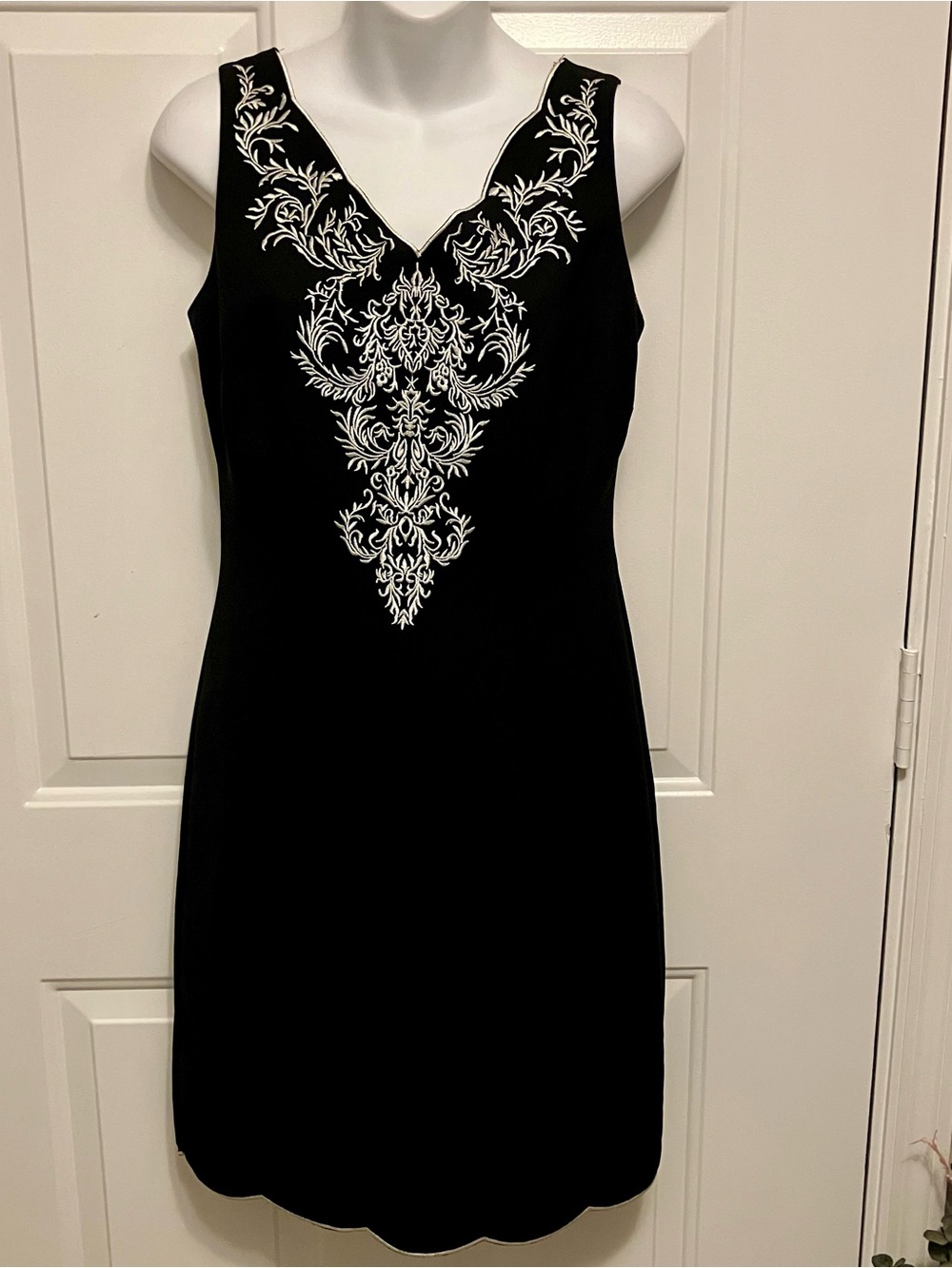 dressbarn Size 6 Black Sleeveless V-Neck Mini Dress White Embroidered Women’s